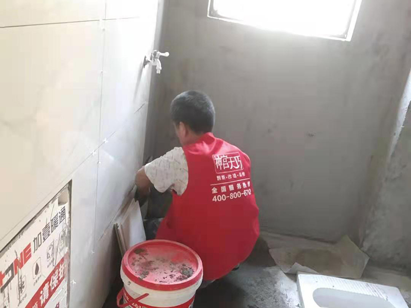 3平方小卫生间装修施工 重庆枫林秀水 墙面瓷砖铺贴半包服务 