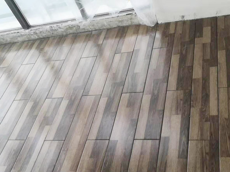 广州客厅装修木地板好还是瓷砖好,近十年受欢迎的客厅地面装修(图4)
