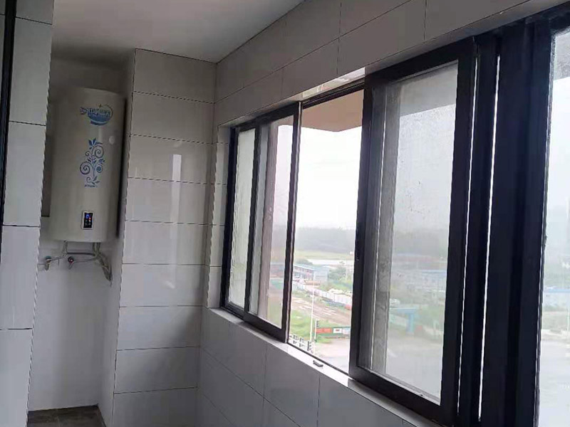 深圳阳台安装玻璃窗多少钱一平方？