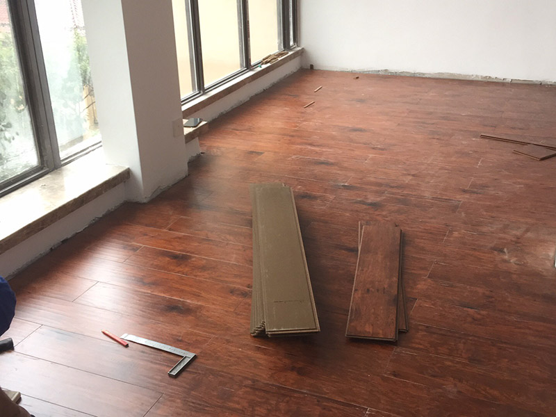 卧室木地板多少钱一平米？地板安装工人哪里找？(图1)