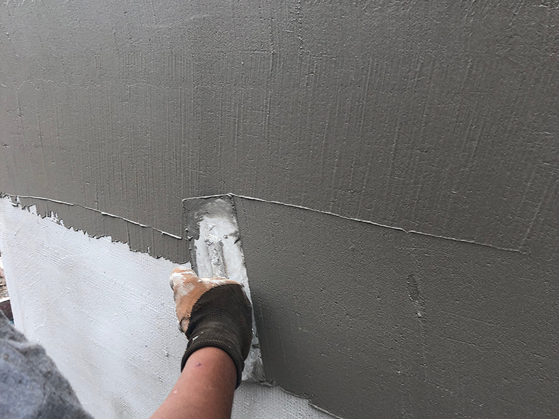 乳胶漆墙面裂缝怎么处理？旧墙翻新需要刷底漆吗？(图1)